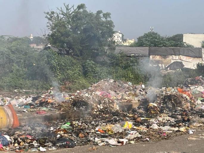 Garbage fire near the ring road; A wave of smoke in the area! Municipality, fire brigade brought the fire to Ateka... | रिंगराेडलगतच्या कचऱ्याला आग; परिसरात धुरांचे लाेट! मनपा, अग्निशमन दलाने आग आटाेक्यात आणली... Garbage fire near the ring road; A wave of smoke in the area! Municipality, fire brigade brought the fire to Ateka... | रिंगराेडलगतच्या कचऱ्याला आग; परिसरात धुरांचे लाेट! मनपा, अग्निशमन दलाने आग आटाेक्यात आणली...