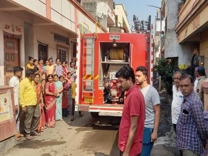 House fire in Chikhli, essential materials burnt | चिखलीमध्ये घराला आग, जीवनावश्यक साहित्य जळाले House fire in Chikhli, essential materials burnt | चिखलीमध्ये घराला आग, जीवनावश्यक साहित्य जळाले