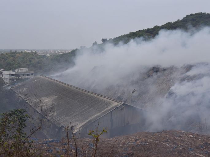 fire at sonsodo garbage yard continues on third day | सोनसडो कचरा यार्डाला लागलेली आग तिसऱ्या दिवशीही धुमसतीच fire at sonsodo garbage yard continues on third day | सोनसडो कचरा यार्डाला लागलेली आग तिसऱ्या दिवशीही धुमसतीच