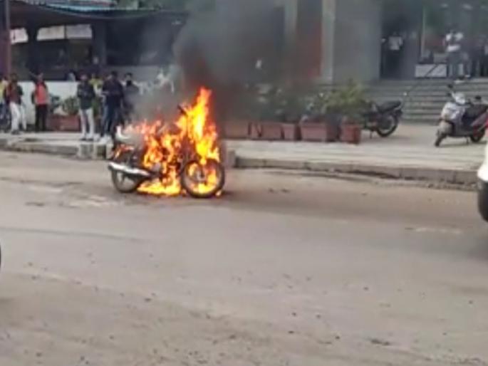 The owner's bike caught fire without paying for the work | कामाचे पैसे न देणाऱ्या मालकाची दुचाकी जाळली The owner's bike caught fire without paying for the work | कामाचे पैसे न देणाऱ्या मालकाची दुचाकी जाळली