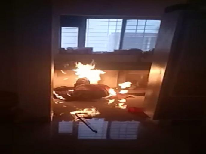 off duty soldiers doing fire control | ऑफ ड्युटी असतानाही अग्निशामक दलाच्या जवानाने दाखविली कर्तव्य तत्परता