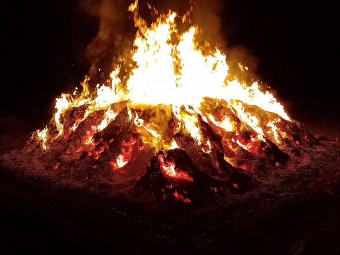 Buldhana: Gram crop paddy set on fire, loss of Rs 3 lakh, 5 thousand to farmers | Buldhana: हरभरा पिकाची सुडी पेटवली, शेतकऱ्यांचे तीन लाख, पाच हजार रुपयांचे नुकसान Buldhana: Gram crop paddy set on fire, loss of Rs 3 lakh, 5 thousand to farmers | Buldhana: हरभरा पिकाची सुडी पेटवली, शेतकऱ्यांचे तीन लाख, पाच हजार रुपयांचे नुकसान