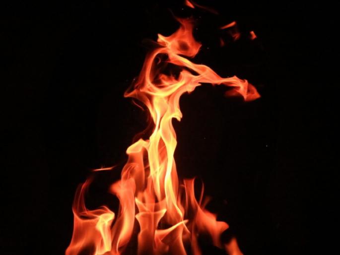 A house was set on fire by theft on the grounds of a complaint; Eight lakhs loss | तक्रार केल्याच्या कारणावरून चोरी करून घर पेटवले; आठ लाखांचे नुकसान A house was set on fire by theft on the grounds of a complaint; Eight lakhs loss | तक्रार केल्याच्या कारणावरून चोरी करून घर पेटवले; आठ लाखांचे नुकसान