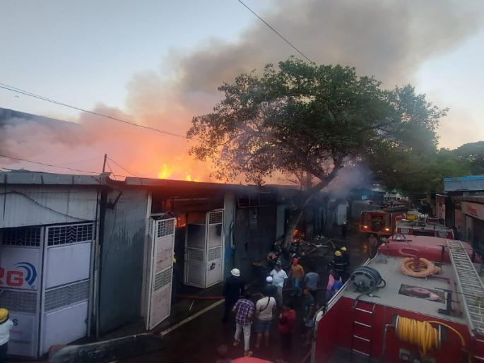 Fire breaks out at Timber Market in Pune Neighboring houses also caught fire | पुण्यातील टिंबर मार्केट येथे गोडाऊनला भीषण आग; शेजारील घरांनाही आगीची झळ Fire breaks out at Timber Market in Pune Neighboring houses also caught fire | पुण्यातील टिंबर मार्केट येथे गोडाऊनला भीषण आग; शेजारील घरांनाही आगीची झळ