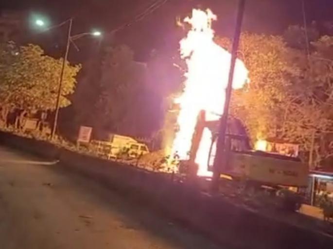 JCB burnt to ashes in Pune fire; Due to the vigilance of the corporator, a big disaster was averted ... | Video: पुण्यात MNGL ची लाईन फुटल्याने मोठी आग भडकली; नगरसेविका यांच्या सतर्कतेमुळे मोठा अनर्थ टळला... JCB burnt to ashes in Pune fire; Due to the vigilance of the corporator, a big disaster was averted ... | Video: पुण्यात MNGL ची लाईन फुटल्याने मोठी आग भडकली; नगरसेविका यांच्या सतर्कतेमुळे मोठा अनर्थ टळला...