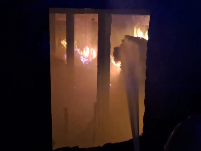 Fire incidents at various places in Pune five women rescued from building in Kondhwa | पुण्यात वेगवेगळ्या ठिकाणी आगीच्या घटना, कोंढव्यात इमारतीत पाच महिलांची सुटका Fire incidents at various places in Pune five women rescued from building in Kondhwa | पुण्यात वेगवेगळ्या ठिकाणी आगीच्या घटना, कोंढव्यात इमारतीत पाच महिलांची सुटका