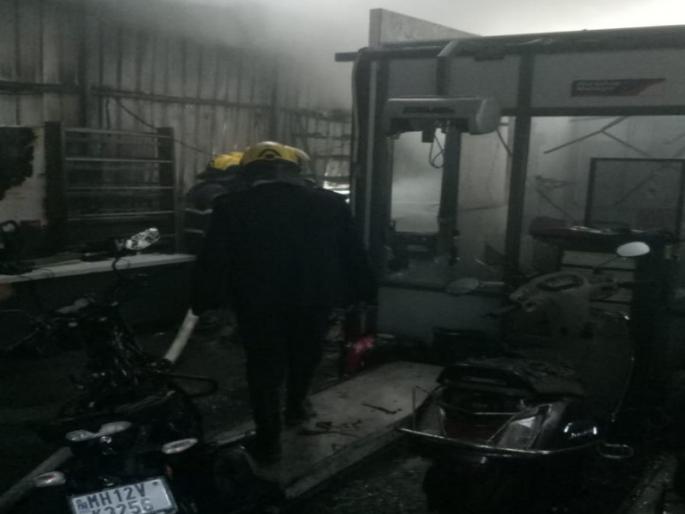 Sinhagad road bike showroom gutted by fire; 20 to 25 bikes were burnt | सिंहगड रस्त्यावरील दुचाकी शोरुमला भीषण आग; २० ते २५ दुचाकी जळाल्या Sinhagad road bike showroom gutted by fire; 20 to 25 bikes were burnt | सिंहगड रस्त्यावरील दुचाकी शोरुमला भीषण आग; २० ते २५ दुचाकी जळाल्या