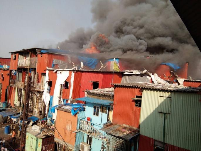 Harbor rail stopped from Bandra station due to the fire in the slum area | झोपडपट्टीला लागलेल्या आगीमुळे वांद्रे स्थानकातून हार्बर रेल्वेची वाहतूक बंद
