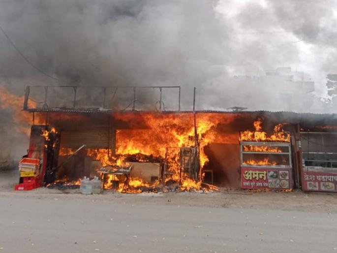 A massive fire engulfed a super market in Vadgaon Sheri area; 8 vehicles of fire brigade reached the spot | वडगाव शेरी भागात एका सुपर मार्केटला भीषण आग; अग्निशमन दलाच्या ८ गाड्या घटनास्थळी दाखल A massive fire engulfed a super market in Vadgaon Sheri area; 8 vehicles of fire brigade reached the spot | वडगाव शेरी भागात एका सुपर मार्केटला भीषण आग; अग्निशमन दलाच्या ८ गाड्या घटनास्थळी दाखल