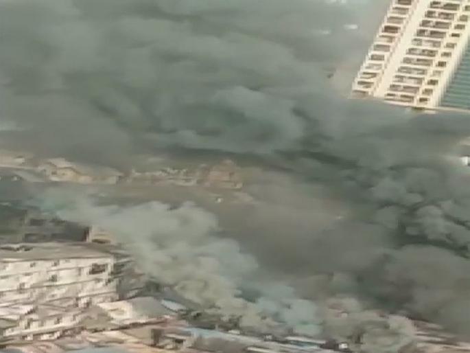 Five injured after a fire broke out in a building at Kamathipura Nagpada in Mumbai | नागपाडा परिसरातील इमारतीला भीषण आग; 5 जण गंभीर जखमी  Five injured after a fire broke out in a building at Kamathipura Nagpada in Mumbai | नागपाडा परिसरातील इमारतीला भीषण आग; 5 जण गंभीर जखमी