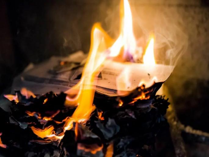 Aundha Panchayat Samiti office's account department fire under suspicion | औंढा पंचायत समिती कार्यालयाच्या लेखा विभागाला लागलेली आग संशयाच्या भोवऱ्यात Aundha Panchayat Samiti office's account department fire under suspicion | औंढा पंचायत समिती कार्यालयाच्या लेखा विभागाला लागलेली आग संशयाच्या भोवऱ्यात