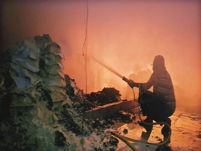 Fire breaks out at furniture shop in Naregaon, cylinder explodes in neighboring shed | नारेगावात फर्निचरच्या दुकानाला आग, शेजारच्या शेडमधील सिलेंडरचा स्फोट झाल्याने उडाला भडका Fire breaks out at furniture shop in Naregaon, cylinder explodes in neighboring shed | नारेगावात फर्निचरच्या दुकानाला आग, शेजारच्या शेडमधील सिलेंडरचा स्फोट झाल्याने उडाला भडका