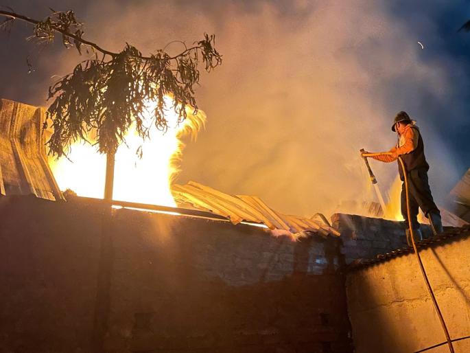 After the fire was awakened by the barking of a dog; 9 workers were saved by jumping from the tree | आग लागल्यानंतर श्वानाच्या भुंकण्याने जाग आली; झाडावरून उड्या मारल्याने ९ कामगार बचावले