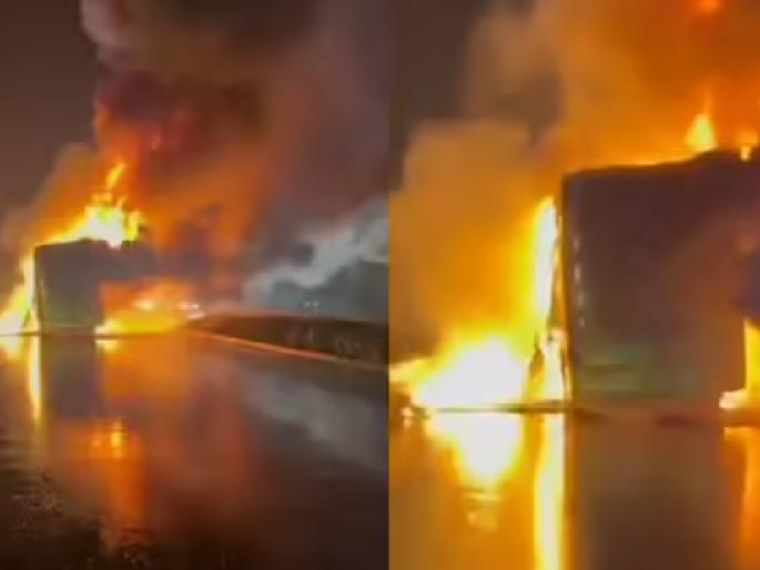 bike came under a bus and exploded 20 people were killed | बसखाली दुचाकी आली अन् उडाला भडका; २० जण ठार bike came under a bus and exploded 20 people were killed | बसखाली दुचाकी आली अन् उडाला भडका; २० जण ठार
