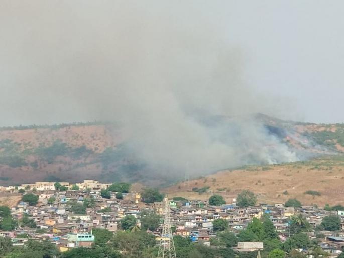 A large number of trees fire in the mountains of Ambarnath | अंबरनाथमधील खुंटवली डोंगरावर वणवा पेटल्याने असंख्य वृक्ष होरपळले A large number of trees fire in the mountains of Ambarnath | अंबरनाथमधील खुंटवली डोंगरावर वणवा पेटल्याने असंख्य वृक्ष होरपळले