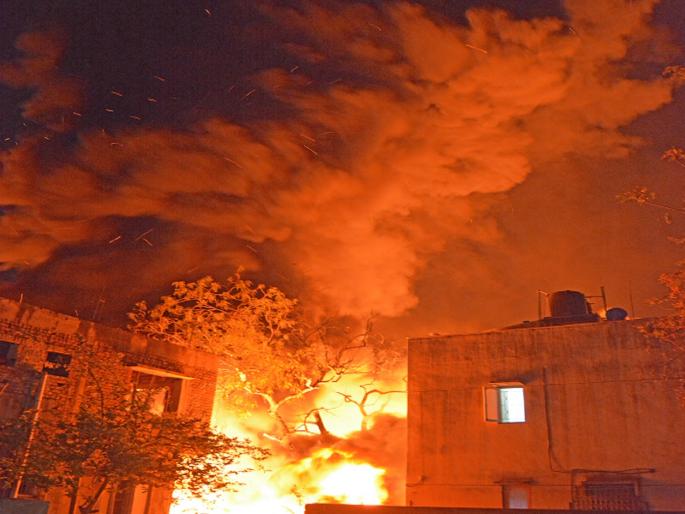 Fires in malls, schools will be prevented, strict instructions issued by the government, within a month you should also do the instructions | मॉल, शाळांमधील आग रोखणार, सरकारकडून कठोर सूचना जारी, महिनाभरात तुम्हीही करा सूचना Fires in malls, schools will be prevented, strict instructions issued by the government, within a month you should also do the instructions | मॉल, शाळांमधील आग रोखणार, सरकारकडून कठोर सूचना जारी, महिनाभरात तुम्हीही करा सूचना