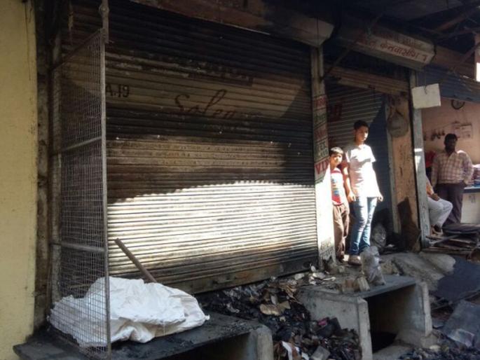 Fire at the shop on Mohammad Ali road in Akola | अकोल्यातील मोहम्मद अली रोडवरील दुकानाला आग! Fire at the shop on Mohammad Ali road in Akola | अकोल्यातील मोहम्मद अली रोडवरील दुकानाला आग!
