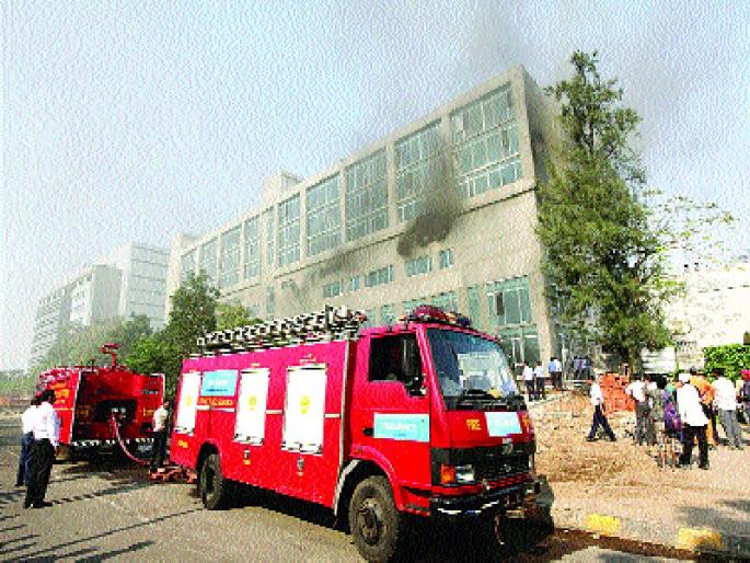 Fire in the building of Reliance, litigation of fireworks, fire control in two and a half hours | रिलायन्सच्या इमारतीला आग, लाखोंचे साहित्य जळाले, अडीच तासांमध्ये आग नियंत्रणामध्ये Fire in the building of Reliance, litigation of fireworks, fire control in two and a half hours | रिलायन्सच्या इमारतीला आग, लाखोंचे साहित्य जळाले, अडीच तासांमध्ये आग नियंत्रणामध्ये