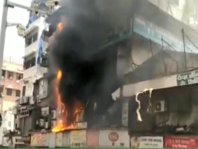 Fire in the Crawford Market is now in control | क्रॉफर्ड मार्केटमध्ये लागलेली आग आटोक्यात Fire in the Crawford Market is now in control | क्रॉफर्ड मार्केटमध्ये लागलेली आग आटोक्यात
