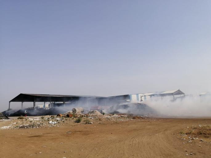 Ginning-pressing factory fire; Burn two crores of cotton | जिनिंग-प्रेसिंग फॅक्टरीला आग; दोन कोटींचा कापूस जळून खाक Ginning-pressing factory fire; Burn two crores of cotton | जिनिंग-प्रेसिंग फॅक्टरीला आग; दोन कोटींचा कापूस जळून खाक