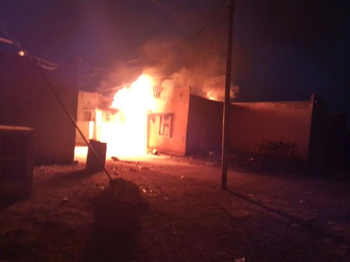 300 liters of petrol in the house; Burning house at Murthijapur | घरात अवैधरित्या ठेवलेल्या ३०० लीटर पेट्रोलचा भडका; मूर्तिजापुरात घर जळून खाक