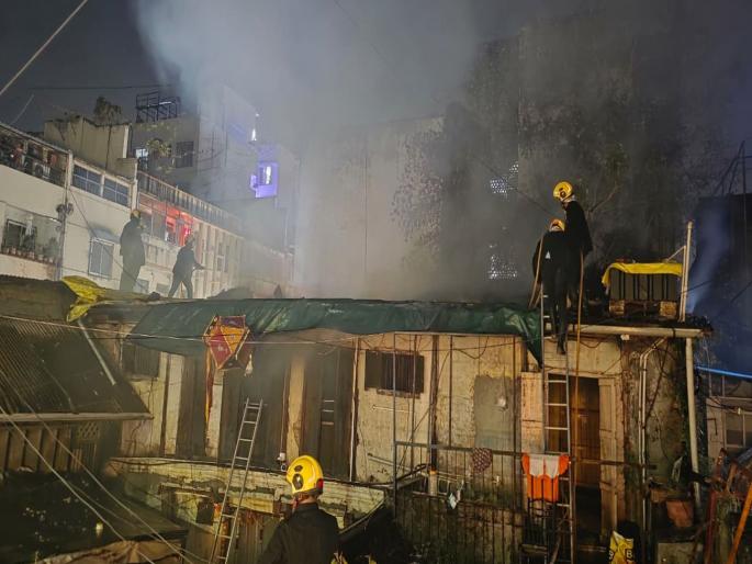 Fire breaks out at Chavan Wada in Sadashiv Peth in Pune; Fire brigade brings fire under control | सदाशिव पेठेत चव्हाण वाड्याला आग; अग्निशमन दलाकडून आगीवर नियंत्रण Fire breaks out at Chavan Wada in Sadashiv Peth in Pune; Fire brigade brings fire under control | सदाशिव पेठेत चव्हाण वाड्याला आग; अग्निशमन दलाकडून आगीवर नियंत्रण