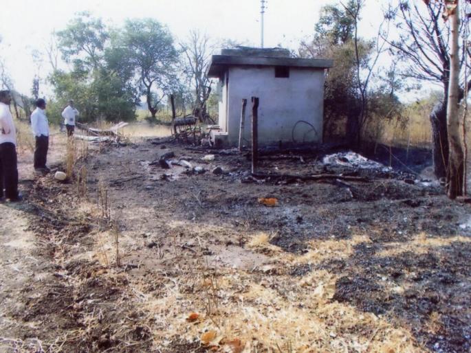 Washim: fire at pimpalgaon | वाशिम: पिंपळगाव येथील आगीत २.७८ लाखाचे साहित्य खाक ! Washim: fire at pimpalgaon | वाशिम: पिंपळगाव येथील आगीत २.७८ लाखाचे साहित्य खाक !