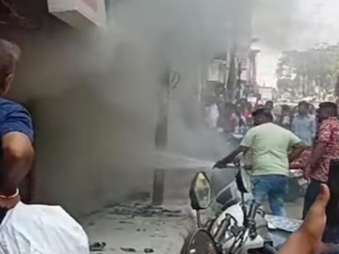ATM fire in Ulhasnagar, lakhs of rupees estimated to have been burnt | उल्हासनगरात एटीएमला आग, लाखो रुपये जळाल्याचा अंदाज ATM fire in Ulhasnagar, lakhs of rupees estimated to have been burnt | उल्हासनगरात एटीएमला आग, लाखो रुपये जळाल्याचा अंदाज