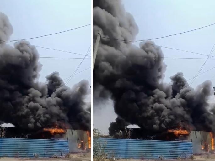 Latur: Massive fire breaks out at plastic pipe warehouse in Ausa; Loss of lakhs | Latur: औशात प्लास्टिक पाईपच्या गोदामास भीषण आग; लाखोंचे नुकसान Latur: Massive fire breaks out at plastic pipe warehouse in Ausa; Loss of lakhs | Latur: औशात प्लास्टिक पाईपच्या गोदामास भीषण आग; लाखोंचे नुकसान