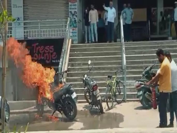 Baramati was scorched by the heat of the sun The bike caught fire in Baramati due to extreme heat | Video: उन्हाच्या तीव्रतेने बारामती होरपळले; अतिउष्णतेने शहरात घेतला दुचाकीने पेट