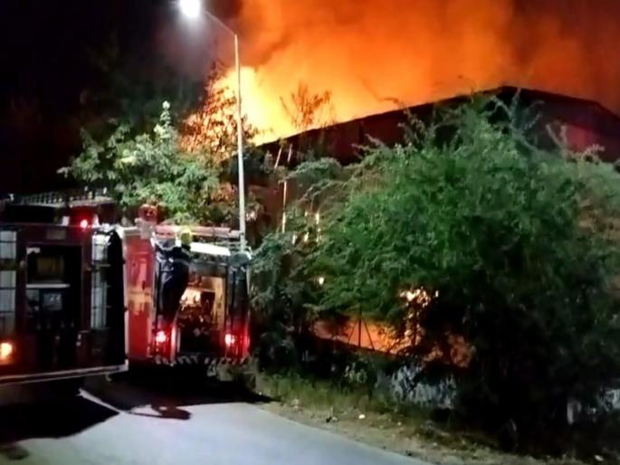 Godown fire at MIDC in Baramati due to shot circuit | Video: बारामती एमआयडिसीत शॉटसर्किटमुळे गोडाऊनला भीषण आग Godown fire at MIDC in Baramati due to shot circuit | Video: बारामती एमआयडिसीत शॉटसर्किटमुळे गोडाऊनला भीषण आग
