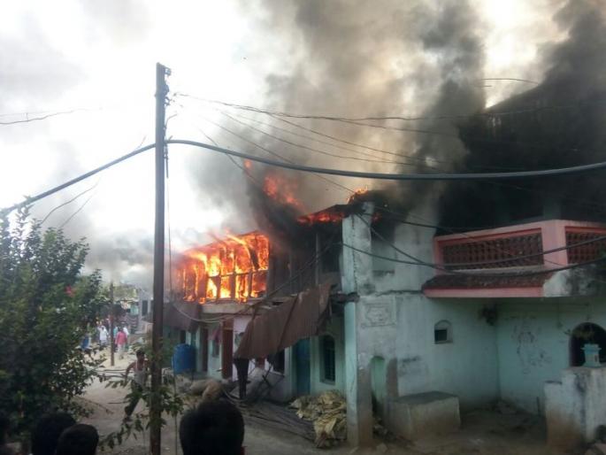 Washim: Fire at Balkhhed; The contents of four houses burnt down! | वाशिम : बाळखेड येथे आग; चार घरांमधील साहित्य जळून खाक!