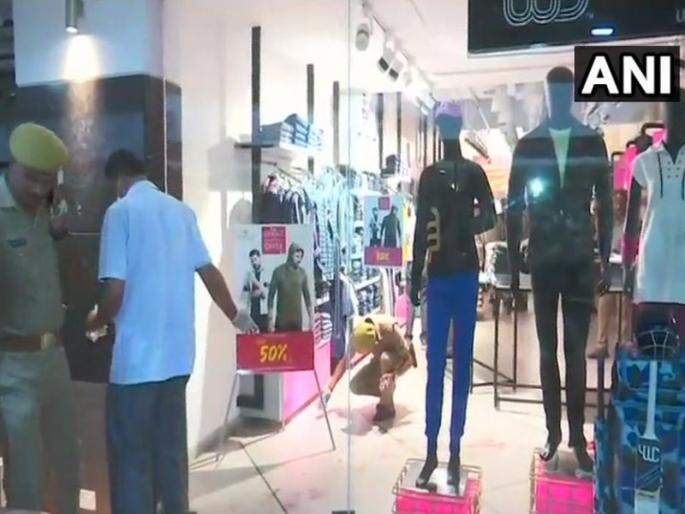 Varanasi : Firing in a mall, two died, several injured | वाराणसीतील मॉलमध्ये गोळीबार, दोघांचा मृत्यू Varanasi : Firing in a mall, two died, several injured | वाराणसीतील मॉलमध्ये गोळीबार, दोघांचा मृत्यू