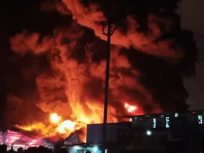 Massive fire breaks out at a godown in Bhiwandi | भिवंडीत गोदामाला भीषण आग