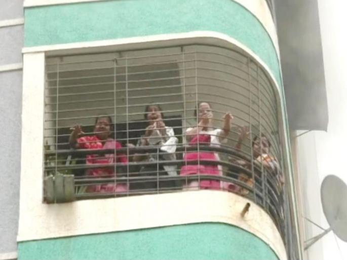 Massive fire to building in Bhiwandi; Safe rescue of citizens with the help of fire brigade | Bhiwandi: भिवंडीत इमारतीला भीषण आग; अग्निशमन दलाच्या मदतीने नागरिकांची सुखरूप सुटका Massive fire to building in Bhiwandi; Safe rescue of citizens with the help of fire brigade | Bhiwandi: भिवंडीत इमारतीला भीषण आग; अग्निशमन दलाच्या मदतीने नागरिकांची सुखरूप सुटका