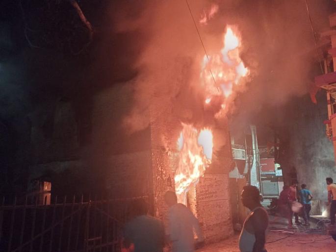 Jalgaon: House fire in Bodwad, utensils worth thousands of rupees gutted | Jalgaon: बोदवड येथे बंद घराला आग, हजारो रुपयांची भांडी जळून खाक  Jalgaon: House fire in Bodwad, utensils worth thousands of rupees gutted | Jalgaon: बोदवड येथे बंद घराला आग, हजारो रुपयांची भांडी जळून खाक