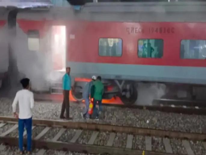 Fire breaks out in Durg-Puri Express in Odisha, know here details   | ओडिशात मोठा रेल्वे अपघात टळला! एसी कोचमध्ये भीषण आग, डब्यात धुराचे लोट Fire breaks out in Durg-Puri Express in Odisha, know here details   | ओडिशात मोठा रेल्वे अपघात टळला! एसी कोचमध्ये भीषण आग, डब्यात धुराचे लोट