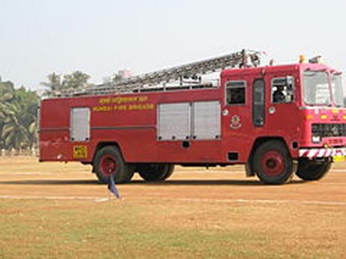 Burn 24 electric meter boxes in case of fire; 35 trapped people safely released | आगीच्या घटनेत २४ विद्युत मीटर बॉक्स जळून खाक; अडकलेल्या ३५ जणांची सुखरूप सुटका