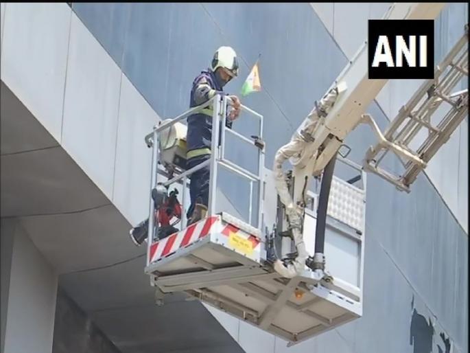 mumbai 10 dead in fire at mall hospital treating covid 19 patients fire brigade man save indian flag | कडक सॅल्युट... जिवाची बाजी लावून वाचवला तिरंगा ध्वज; अग्निशमन दलाच्या जवानाची स्तुत्य कामगिरी mumbai 10 dead in fire at mall hospital treating covid 19 patients fire brigade man save indian flag | कडक सॅल्युट... जिवाची बाजी लावून वाचवला तिरंगा ध्वज; अग्निशमन दलाच्या जवानाची स्तुत्य कामगिरी