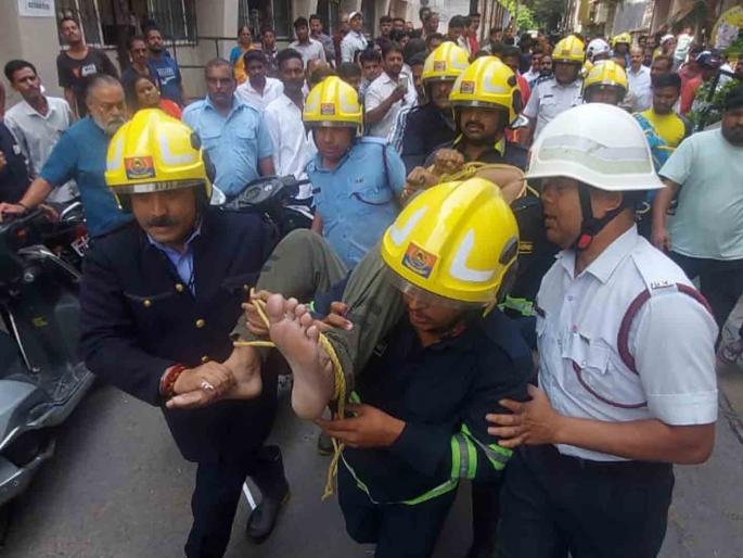 He locked himself in the house and continued the gas cylinder! Firefighters averted a major disaster | त्याने स्वत:ला घरात कोंडून घेऊन गॅस सिलेंडर सुरू ठेवला! अग्निशमन दलामुळे मोठा अनर्थ टळला He locked himself in the house and continued the gas cylinder! Firefighters averted a major disaster | त्याने स्वत:ला घरात कोंडून घेऊन गॅस सिलेंडर सुरू ठेवला! अग्निशमन दलामुळे मोठा अनर्थ टळला