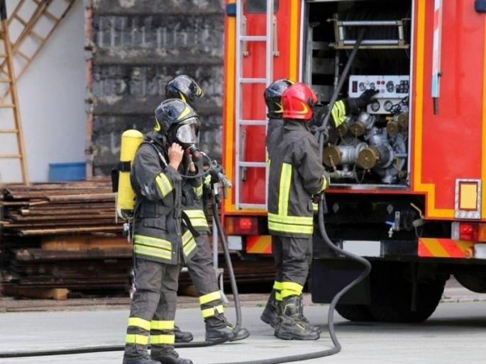 Corona virus : Corona infiltrates Pune fire brigade | Corona virus : पुण्याच्या अग्निशामक दलात कोरोनाचा शिरकाव; पन्नास वर्षीय जवानाला लागण Corona virus : Corona infiltrates Pune fire brigade | Corona virus : पुण्याच्या अग्निशामक दलात कोरोनाचा शिरकाव; पन्नास वर्षीय जवानाला लागण