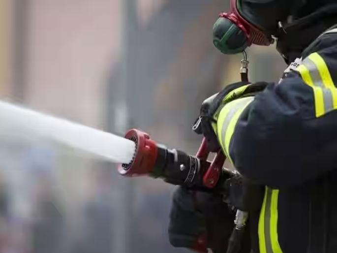 Massive midnight fire in Gangadham Phase II; Rescue of 5 people by fire brigade | गंगाधाम फेज दोनमध्ये मध्यरात्री भीषण आग; अग्निशमन दलाकडून ५ जणांची सुटका Massive midnight fire in Gangadham Phase II; Rescue of 5 people by fire brigade | गंगाधाम फेज दोनमध्ये मध्यरात्री भीषण आग; अग्निशमन दलाकडून ५ जणांची सुटका