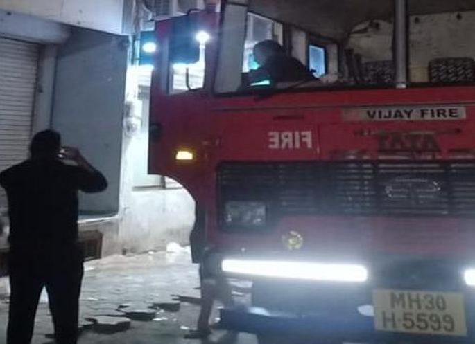 Fire up shops in the market; Two employees were injured | अलंकार मार्केटमधील दुकानांना आग; आग विझवताना दोन कर्मचारी जखमी Fire up shops in the market; Two employees were injured | अलंकार मार्केटमधील दुकानांना आग; आग विझवताना दोन कर्मचारी जखमी