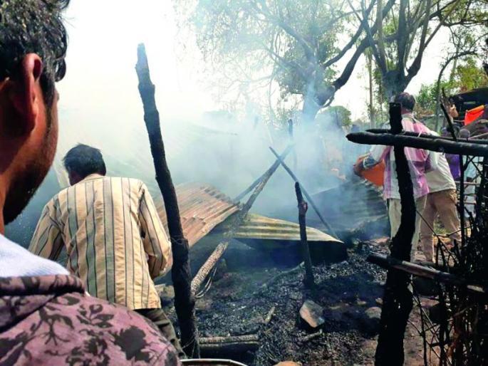 Buldana: hatedi four home damage by fire | बुलडाणा : हतेडी येथे आग लागून चार घरांचे नुकसान  Buldana: hatedi four home damage by fire | बुलडाणा : हतेडी येथे आग लागून चार घरांचे नुकसान
