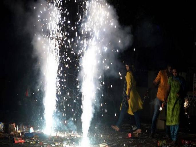 Firecrackers were fired in Mira Bhayander in violation of the rules; 36 fire incidents on two nights of Diwali | मीरा भाईंदरमध्ये नियमांचे उल्लंघन करून बिनधास्त फोडले गेले फटाके; दिवाळीच्या दोन रात्री ३६ आगीच्या घटना Firecrackers were fired in Mira Bhayander in violation of the rules; 36 fire incidents on two nights of Diwali | मीरा भाईंदरमध्ये नियमांचे उल्लंघन करून बिनधास्त फोडले गेले फटाके; दिवाळीच्या दोन रात्री ३६ आगीच्या घटना