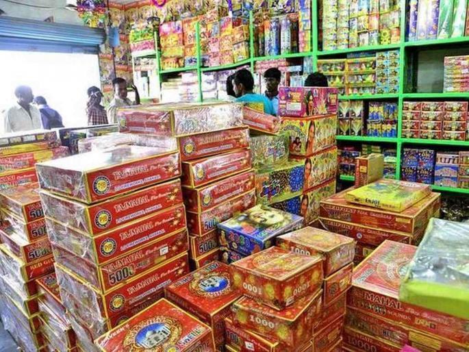 Ban on sale of firecrackers without police permission; Restrictions on flying lanterns too | पोलिसांच्या परवानगी शिवाय फटाके विक्रीवर बंदी; फलाईंग कंदीलवरही निर्बंध Ban on sale of firecrackers without police permission; Restrictions on flying lanterns too | पोलिसांच्या परवानगी शिवाय फटाके विक्रीवर बंदी; फलाईंग कंदीलवरही निर्बंध