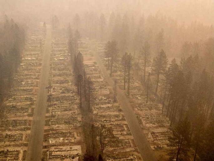 In the Californian forest fire, the whole city was destroyed | California WildFire: कॅलिफोर्नियामधील वणव्यात अख्खे शहर भस्मसात In the Californian forest fire, the whole city was destroyed | California WildFire: कॅलिफोर्नियामधील वणव्यात अख्खे शहर भस्मसात