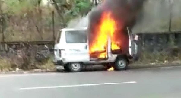 A car caught fire near Tembalaiwadi school kolhapur | कोल्हापूर : बर्निंग कारचा थरार; प्रसंगावधान दाखवत चालकाने केली स्वत: ची सुटका A car caught fire near Tembalaiwadi school kolhapur | कोल्हापूर : बर्निंग कारचा थरार; प्रसंगावधान दाखवत चालकाने केली स्वत: ची सुटका