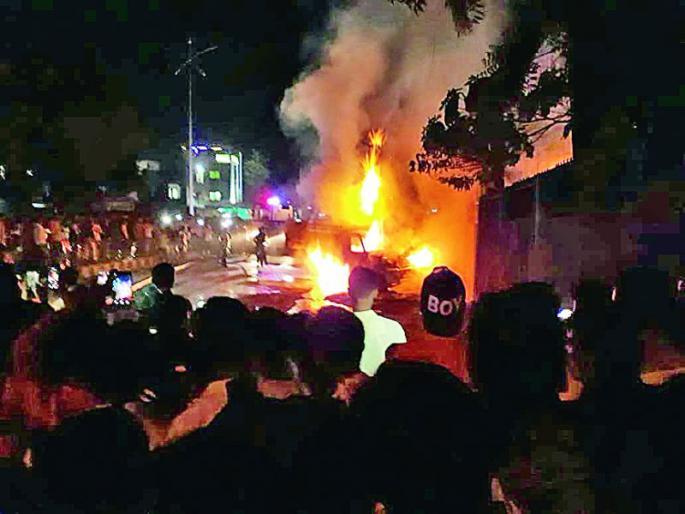 Car fire at Hassanbagh in Nagpur | नागपुरातील हसनबागमध्ये उभ्या असलेल्या कारला आग Car fire at Hassanbagh in Nagpur | नागपुरातील हसनबागमध्ये उभ्या असलेल्या कारला आग