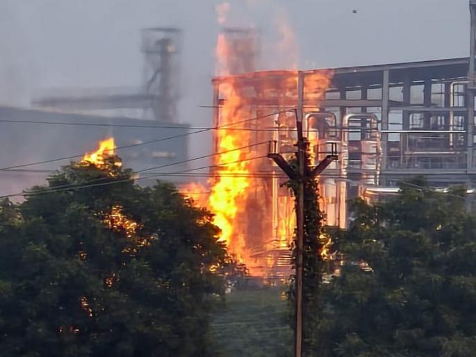 Massive fire breaks out at Ramdev Baba Solvents Company in Brahmapuri after explosion | ब्रह्मपुरीतील रामदेव बाबा साॅल्व्हेंट्स कंपनीला स्फोटानंतर भीषण आग Massive fire breaks out at Ramdev Baba Solvents Company in Brahmapuri after explosion | ब्रह्मपुरीतील रामदेव बाबा साॅल्व्हेंट्स कंपनीला स्फोटानंतर भीषण आग